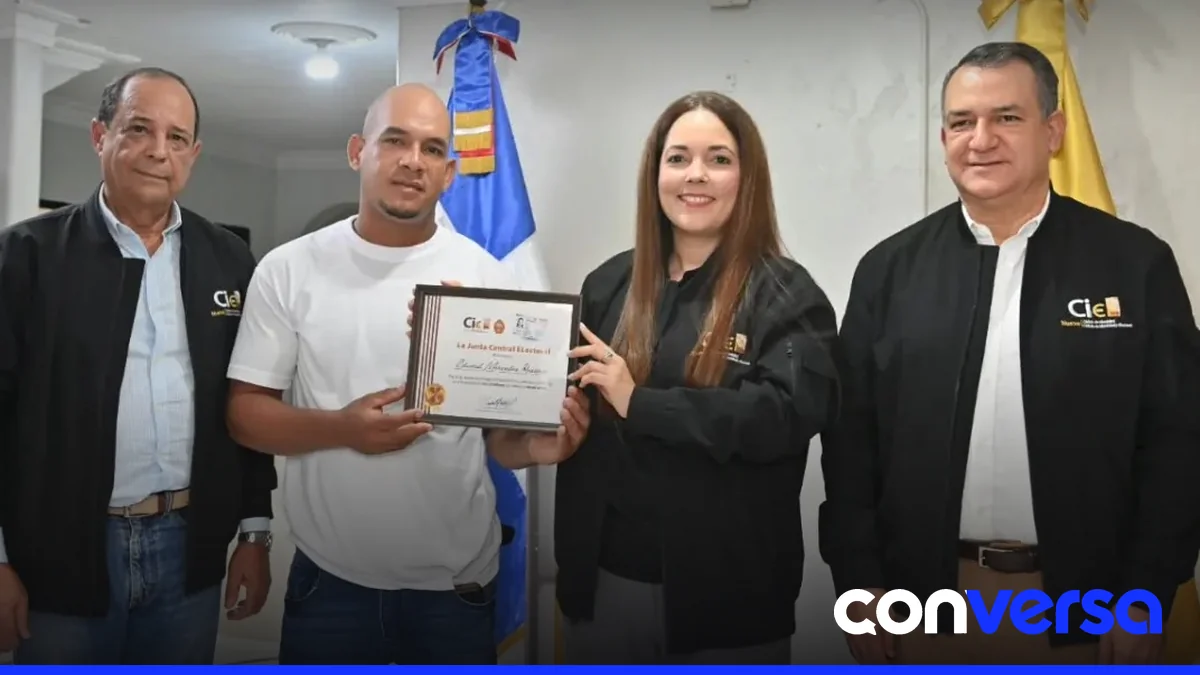 Muestra de la entrega de la cédula número cuatro millones en Cambita Garabitos.