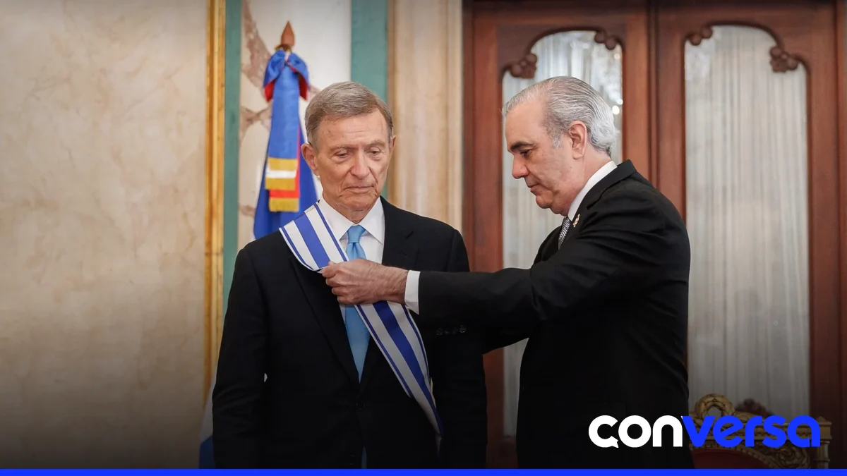Roberto Álvarez recibiendo la condecoración del presidente Luis Abinader.