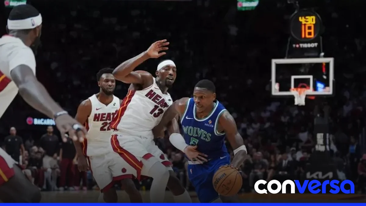 Jugadores de la NBA en acción durante una jornada de partidos.