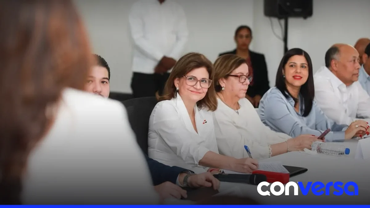 Raquel Peña se reúne con líderes comunitarios de Hermanas Mirabal durante una reunión de trabajo.