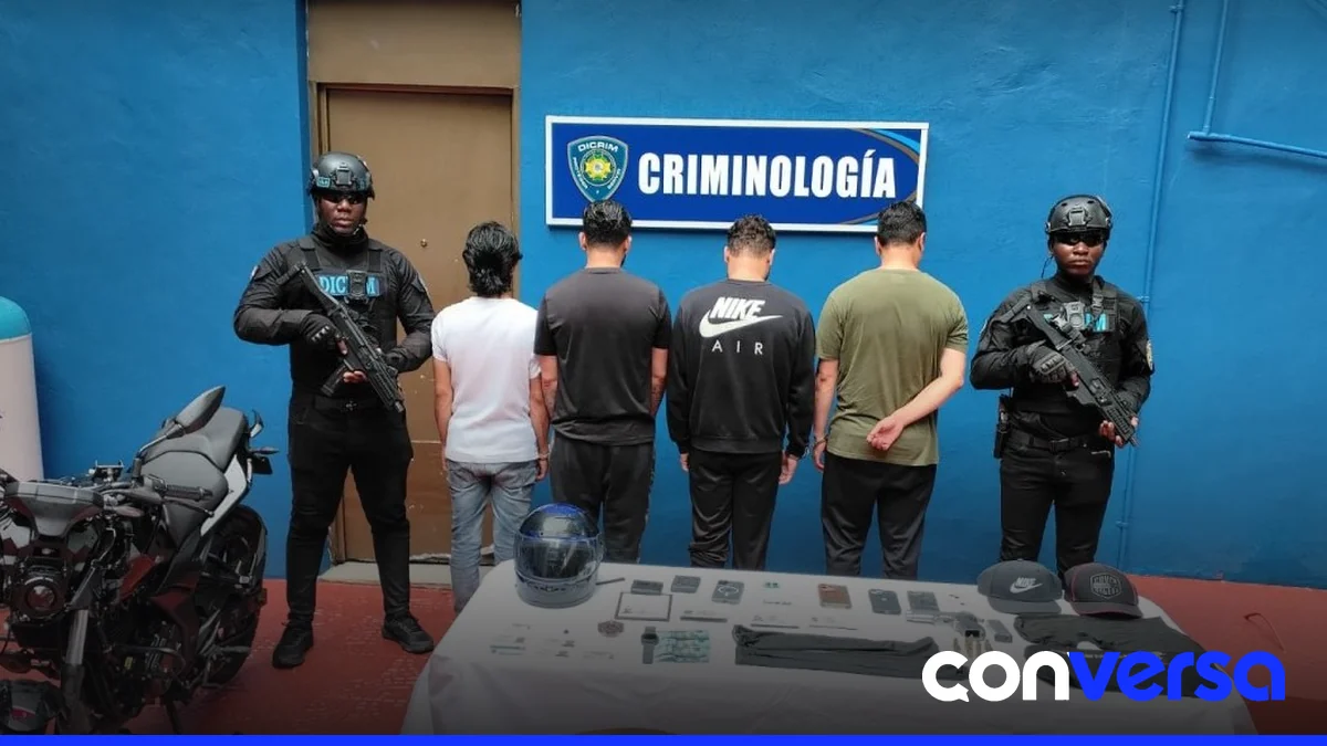 Agentes de la Policía detienen a ciudadanos colombianos en el Distrito Nacional.