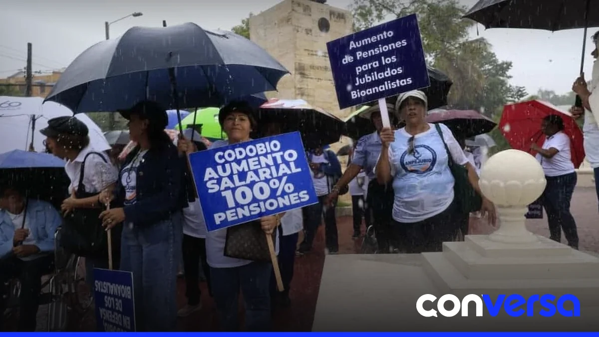 Bioanalistas se concentran frente al Palacio Nacional para exigir mejoras salariales y pensiones dignas.