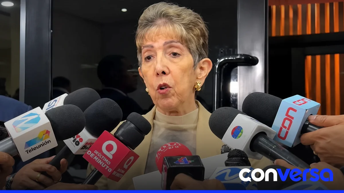 Senadora Ginette Bournigal en una reunión con autoridades de seguridad en Santo Domingo.