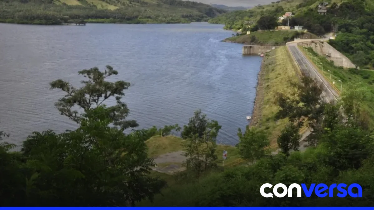 Imagen de un embalse con agua reflejando el cielo.