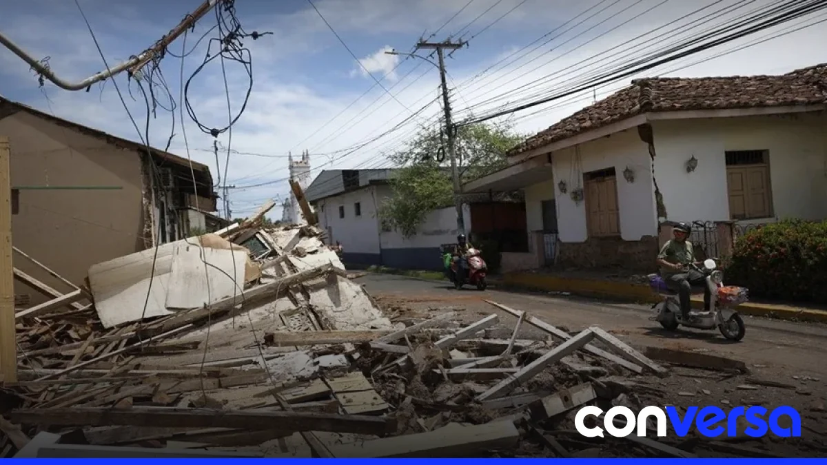 Vecinos de La Villa de los Santos recogen escombros de la iglesia de San Atanasio tras el terremoto.