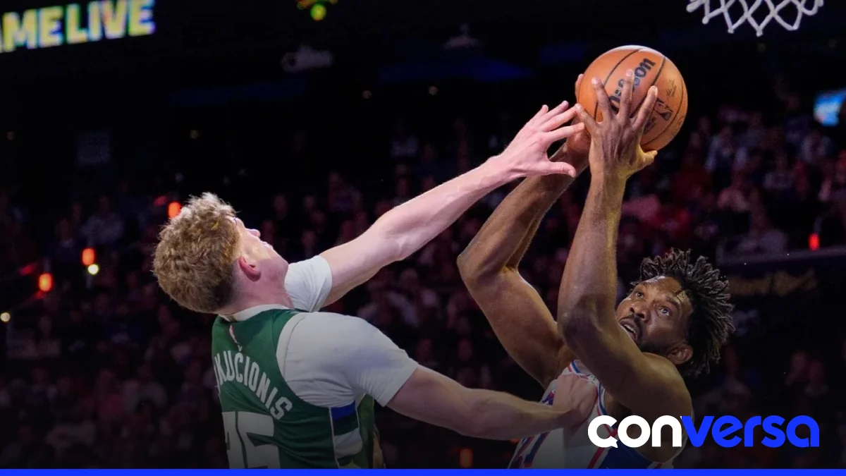 Joel Embiid de los Sixers en acción durante el partido contra los Bucks.