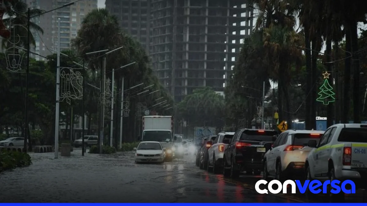 Imagen de una calle inundada en Santo Domingo tras las lluvias.