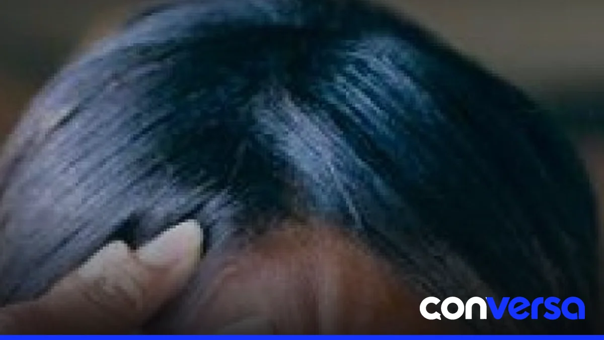 Imagen de un paciente con dolor de cabeza en consulta médica.