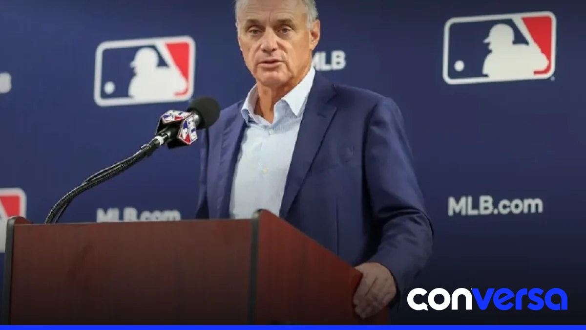 Jugadores de la MLB en acción durante una temporada regular.