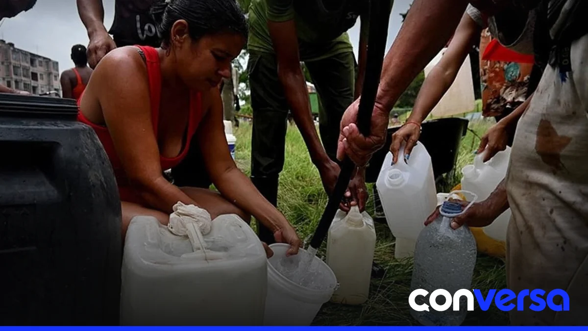Cubanos transportan agua en carretillas y bicitaxis para abastecerse en la escasez hídrica.