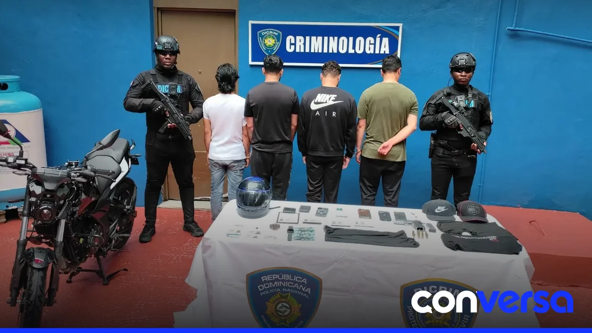 Agentes de la Policía Nacional detienen a ciudadanos colombianos en el Distrito Nacional.