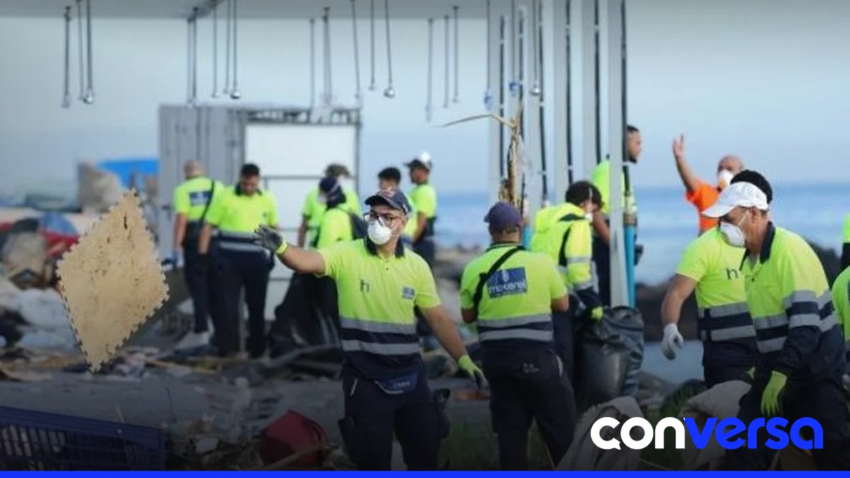 Migrantes en un campamento en Ceuta durante el operativo de desmantelamiento.