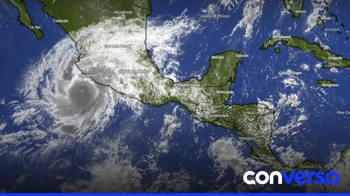 Imagen satelital del huracán Simón frente a las costas de México.