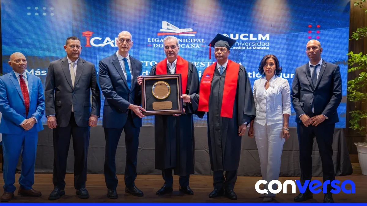 Graduados de la Maestría en Derecho Administrativo y Gestión Municipal reciben sus títulos en el acto organizado por la Liga Municipal Dominicana.