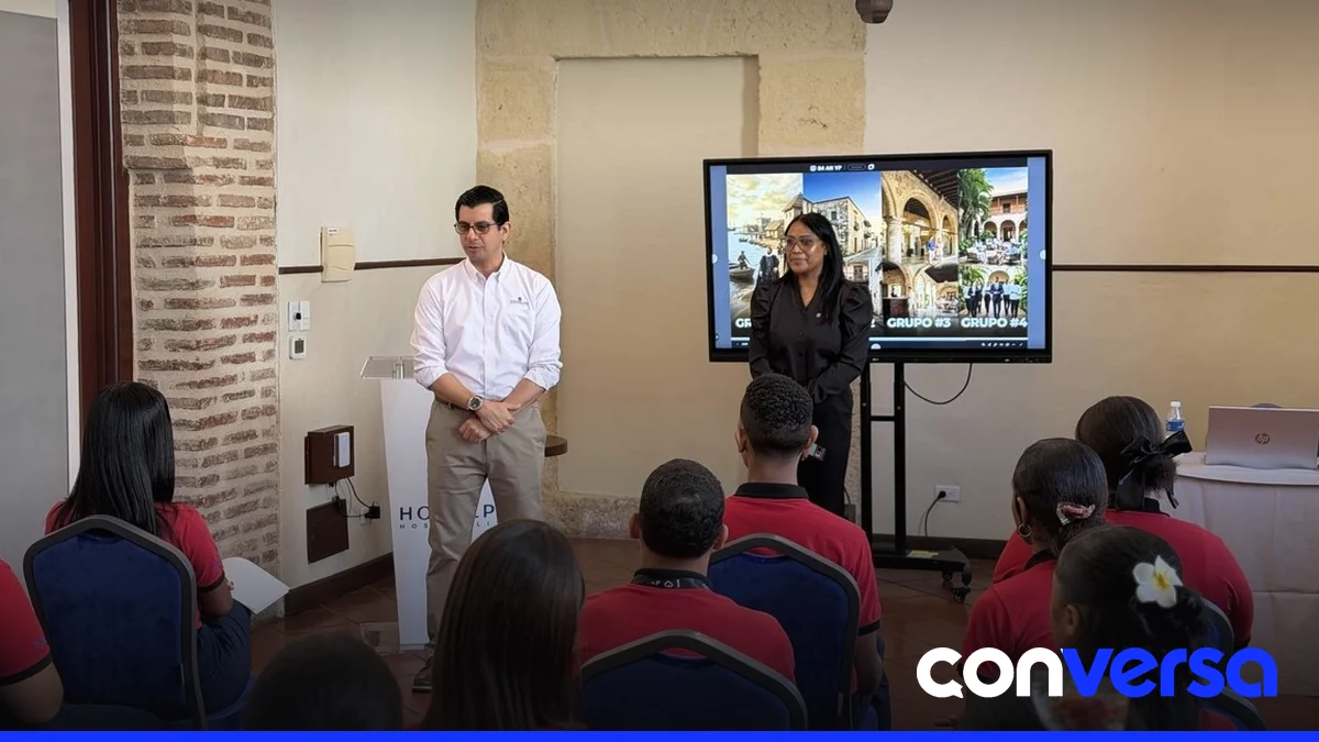 Estudiantes de secundaria de la Ciudad Colonial participan en una pasantía en un hotel de la zona.