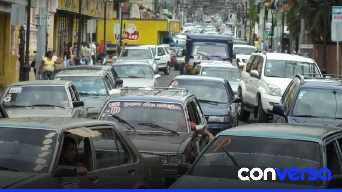 Imagen de un camión de transporte con bandera nacional, representando el sector del transporte en República Dominicana.