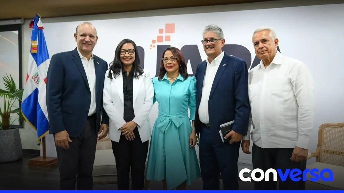Foto del evento de presentación del libro 'Crecer para incluir' en la Universidad Abierta para Adultos.