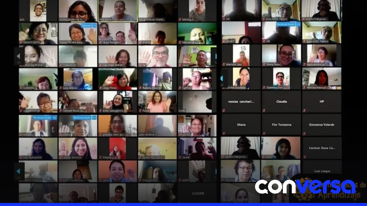 Estudiantes y docentes en una clase virtual de una universidad dominicana.