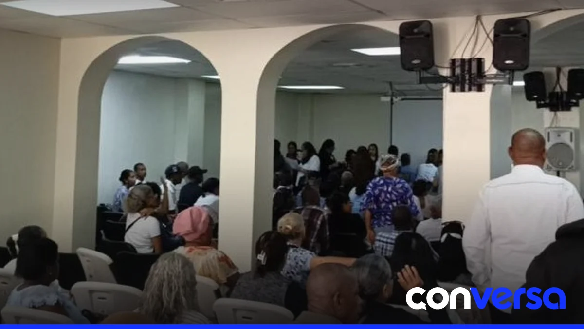 Beneficiarios del INAVI reciben sus devoluciones en una ceremonia institucional.