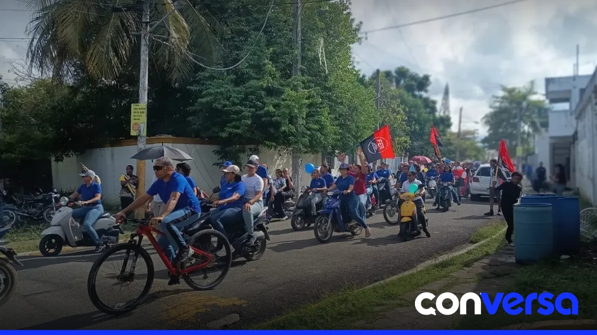 Maestros y vecinos participan en una marcha en San Francisco de Macorís para denunciar el deterioro de la Escuela Padre Abel Aranda Olivier.