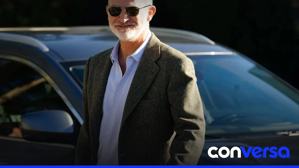 El rey Felipe VI camina por sus propios medios tras recibir el alta médica.