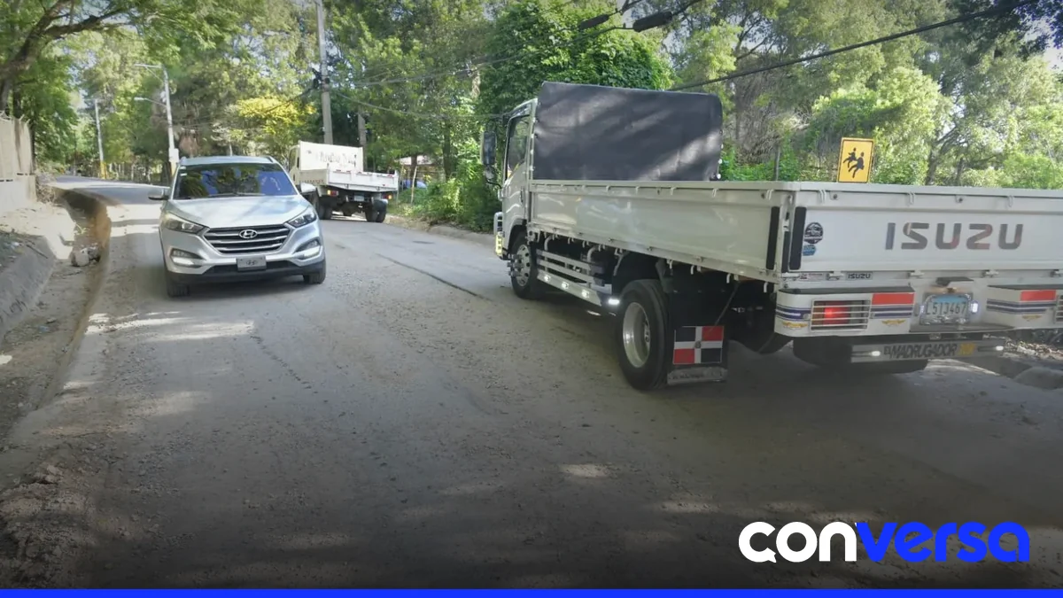 Imagen de la zona de la calle Mella en Licey al Medio, afectada por la falta de asfalto y la presencia de zanjas.