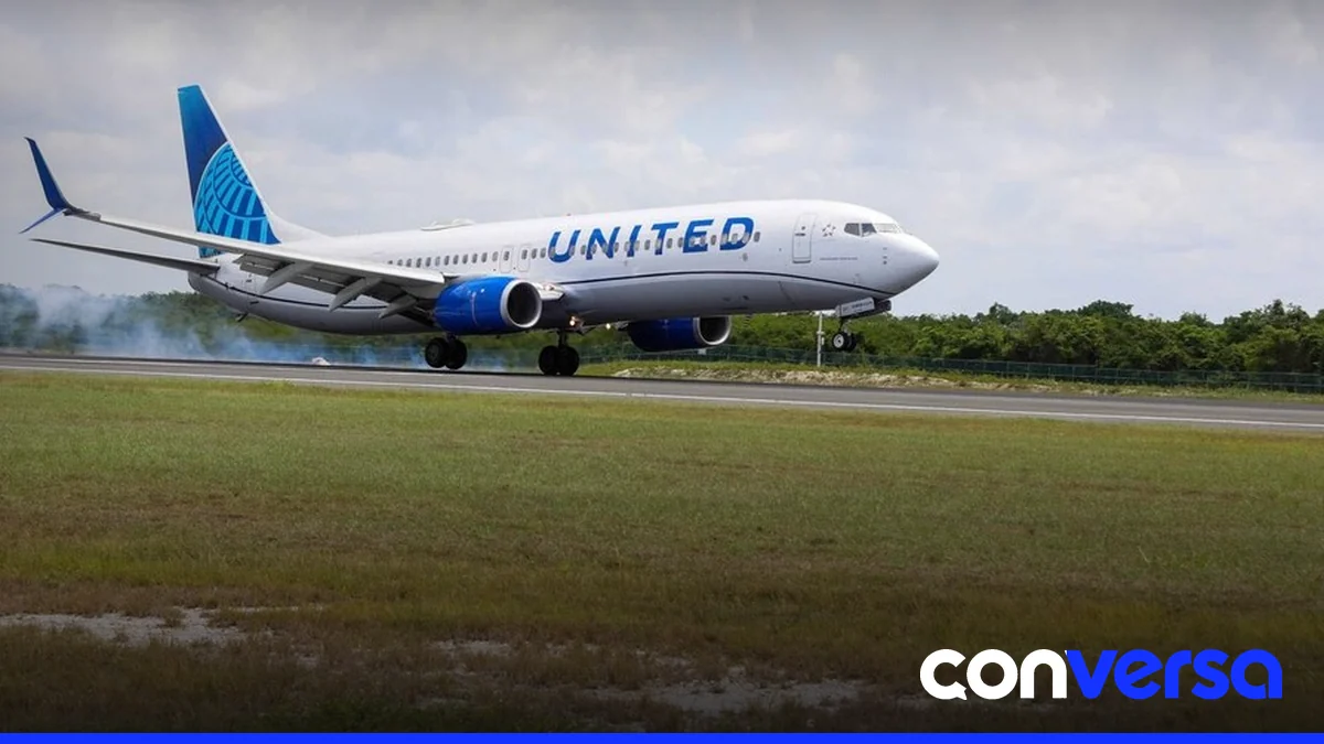 Imagen de un aeropuerto internacional con aviones aterrizando y despegando.