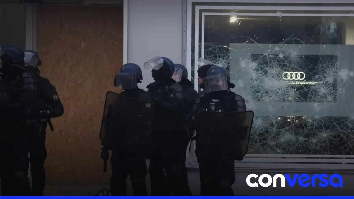 Manifestantes y policías en una calle de París durante las protestas.