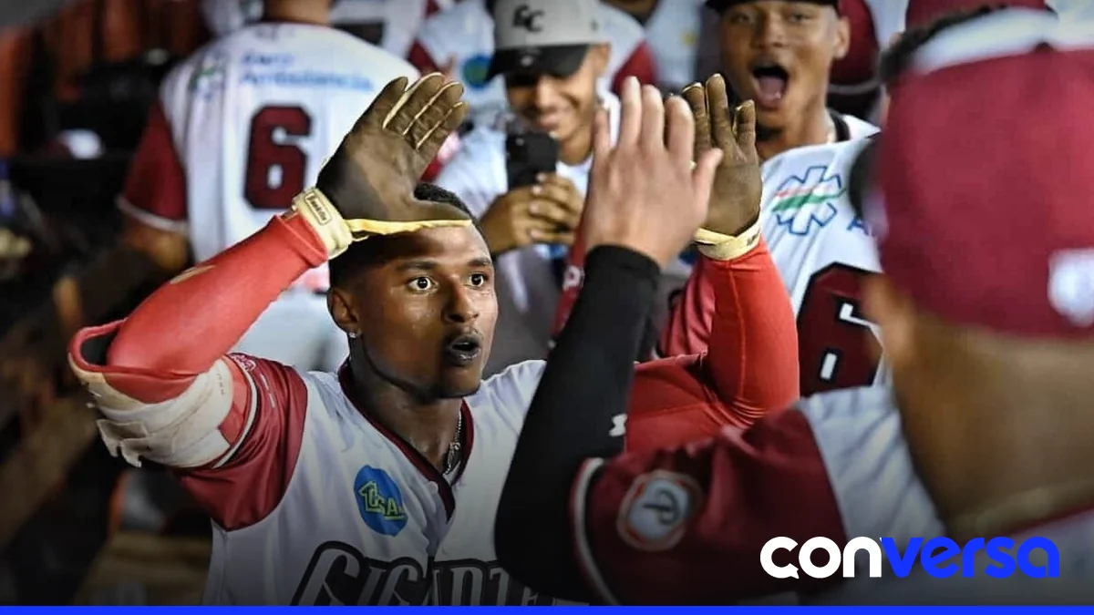 Jugadores de los Gigantes del Cibao celebran la victoria en el estadio Julián Javier.