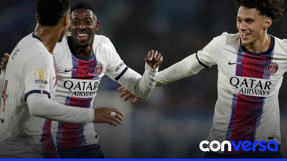 Jugadores del PSG en el estadio de la Meinau durante el partido contra el Estrasburgo.
