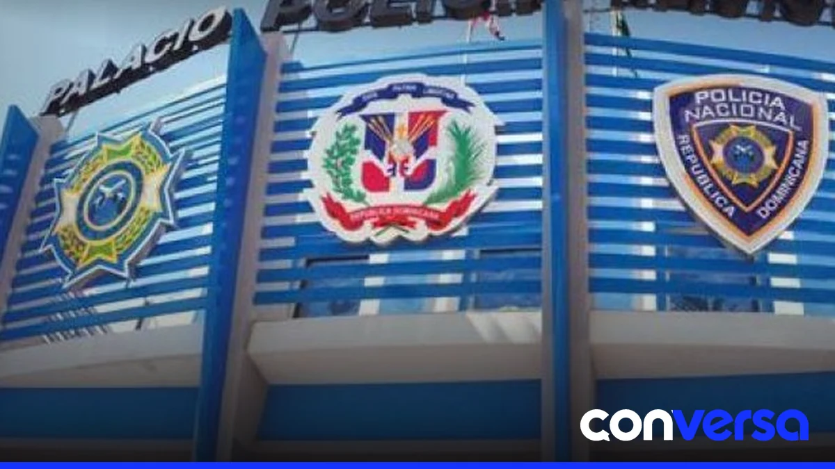 Agentes de la Policía Nacional en un depósito de armas y municiones.
