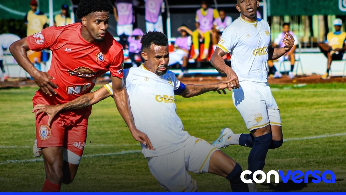 Jugadores de Salcedo FC en partido de la Liga Dominicana de Fútbol.