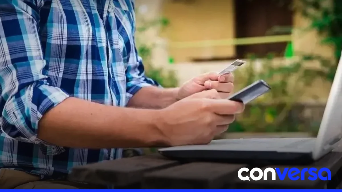 Imagen de una persona revisando documentos financieros en un banco.