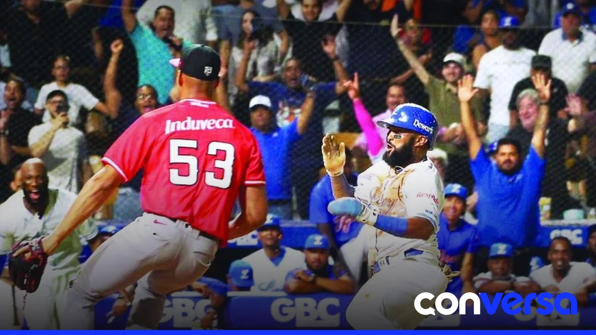 Emilio Bonifacio en acción durante un partido de béisbol.