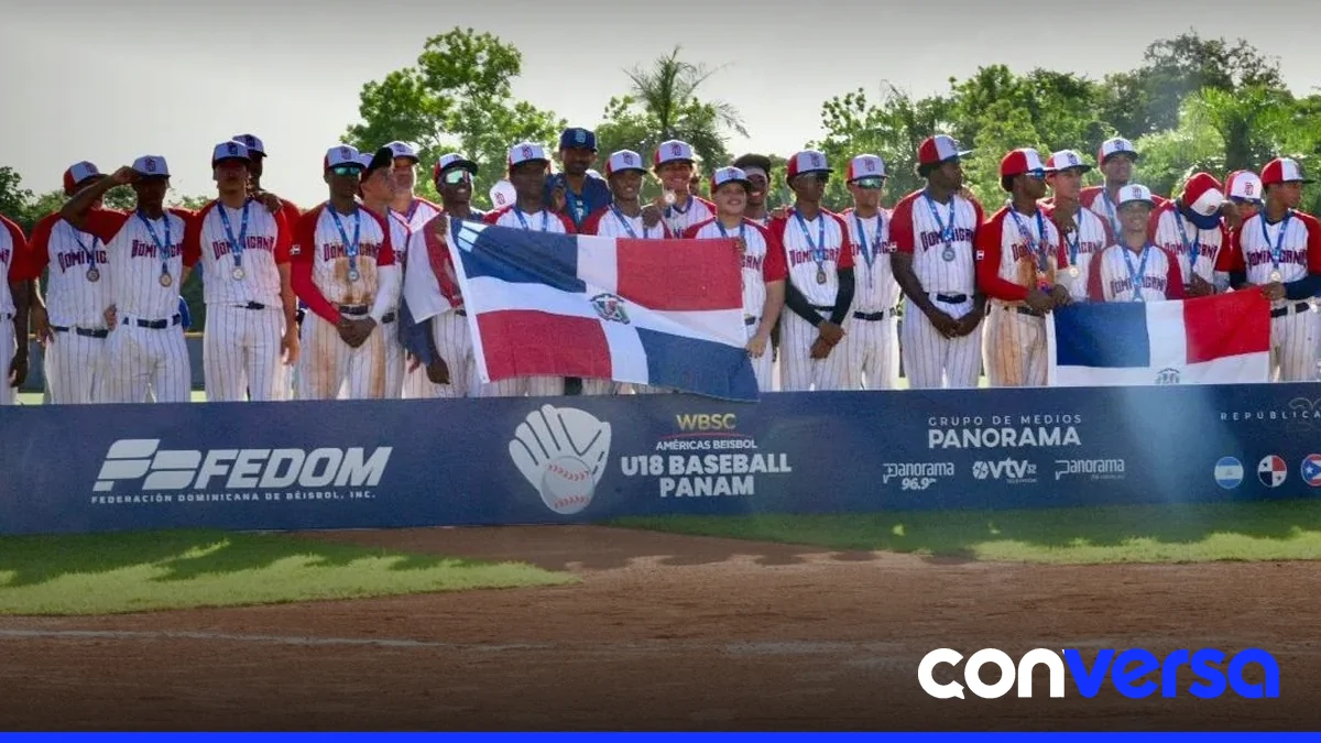 Jugadores de República Dominicana celebran su victoria en el partido contra Puerto Rico.