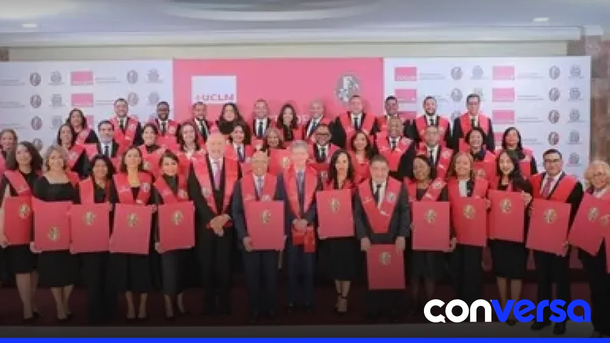 Graduados de la Cámara de Diputados en ceremonia de entrega de títulos académicos.