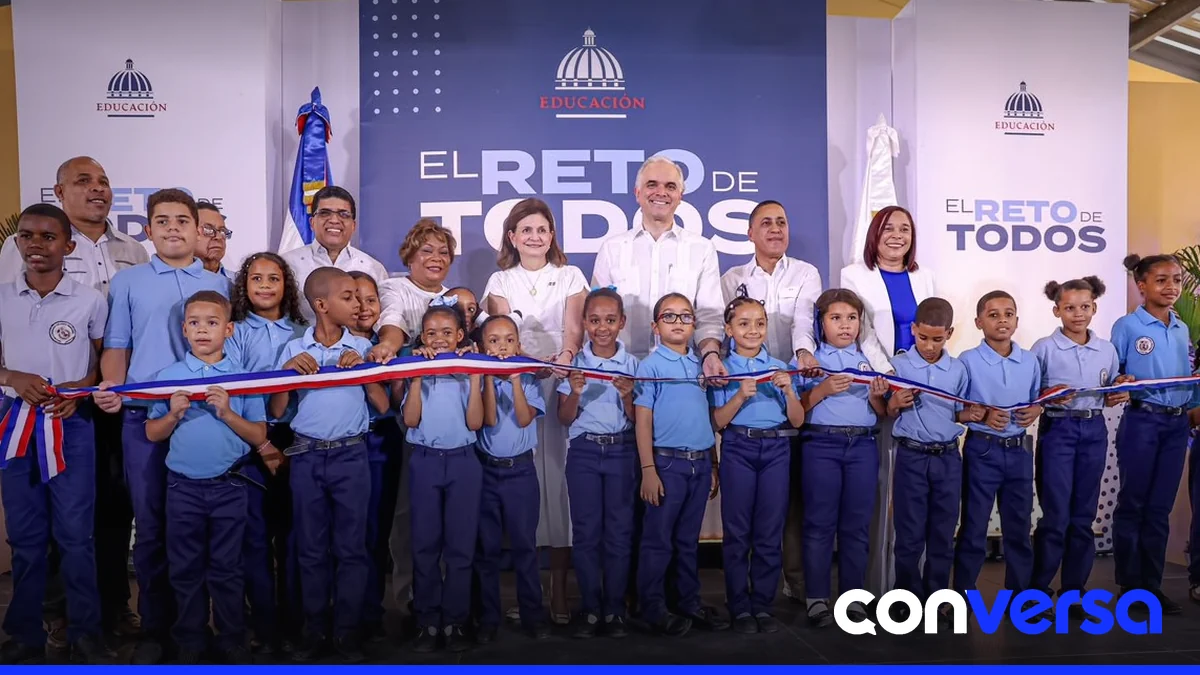 Estudiantes y autoridades en la inauguración de la Escuela Primaria Orlando Martínez en Ciudad Juan Bosch.