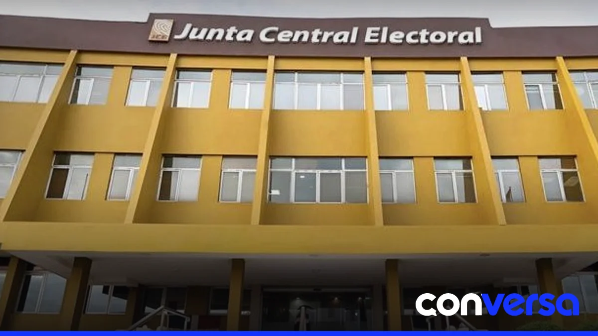 Foto de archivo de la Junta Central Electoral (JCE) en acción durante un proceso de cedulación.