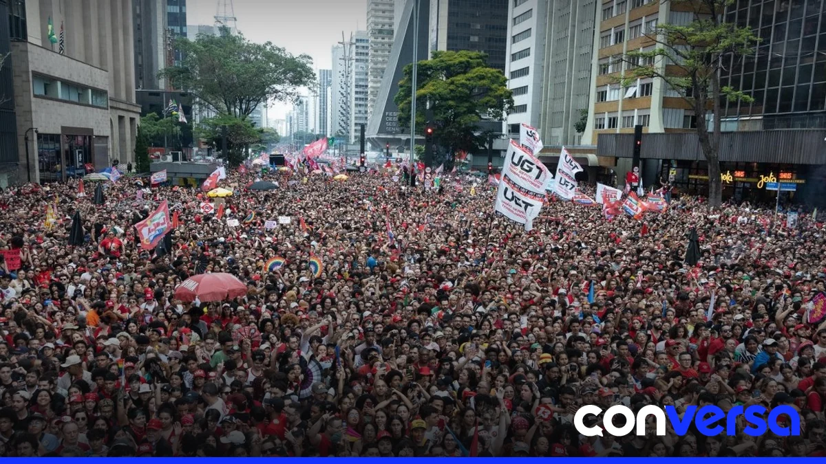 Manifestantes en la Avenida Paulista durante la marcha en apoyo al candidato Lula.