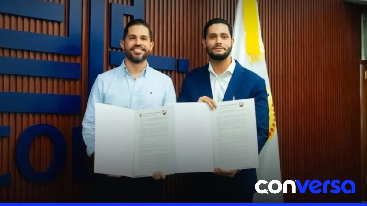 Representantes de La Otra Banda y San Germán intercambiaron presentes durante el acto de izamiento de banderas.