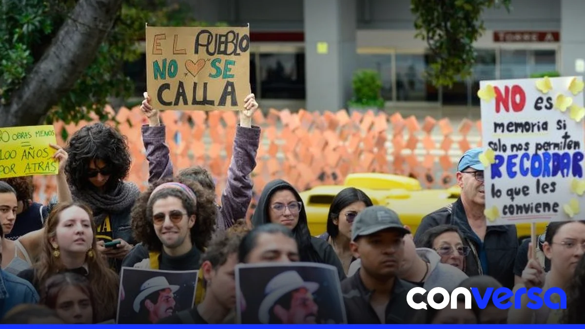 Manifestantes frente al Museo Nacional de Colombia durante una protesta contra la decisión del gobierno de retirar obras relacionadas con la comunidad LGBT y el feminismo.