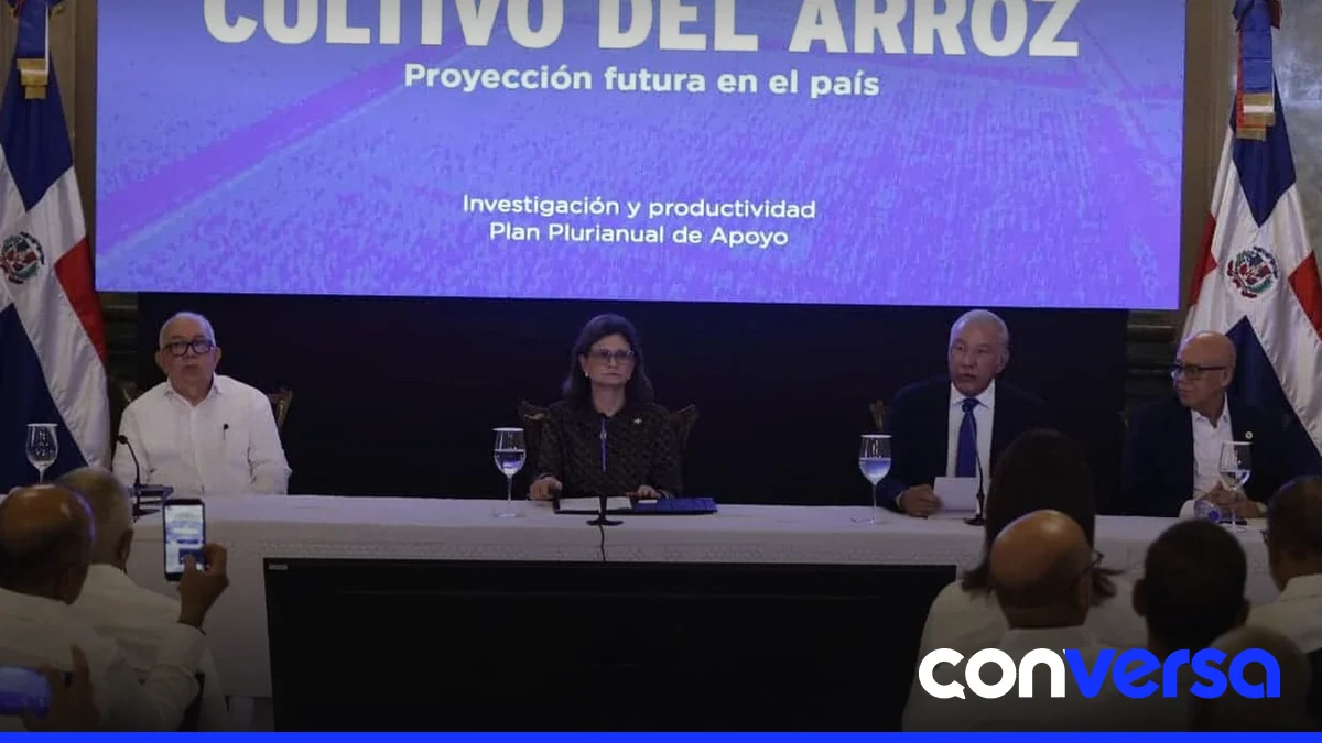 Representantes del sector arrocero participan en una rueda de prensa en el Palacio Nacional.