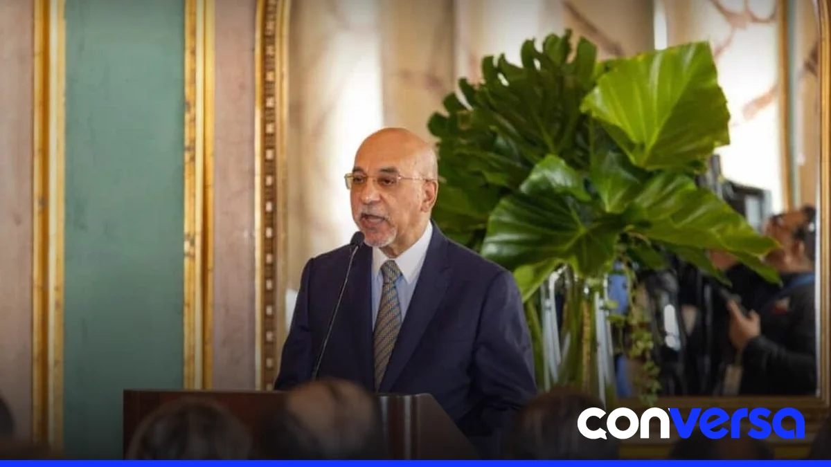 Roberto Álvarez recibiendo la Orden de Duarte, Sánchez y Mella.