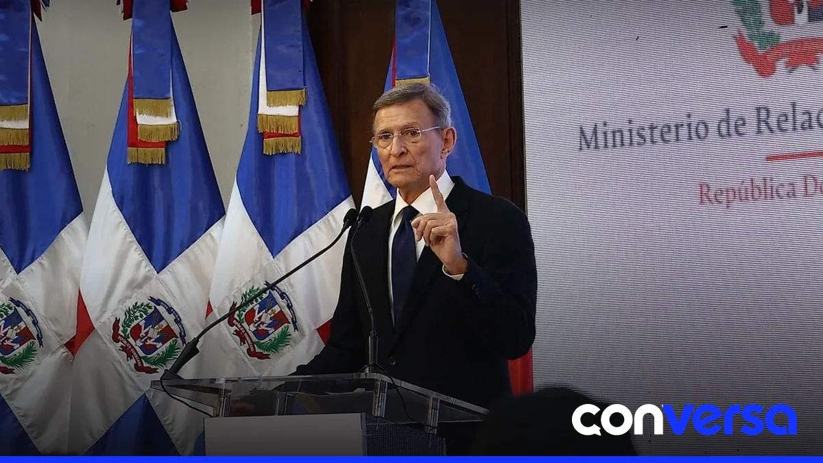 Excanciller Roberto Álvarez durante su discurso en una ceremonia protocolaria.