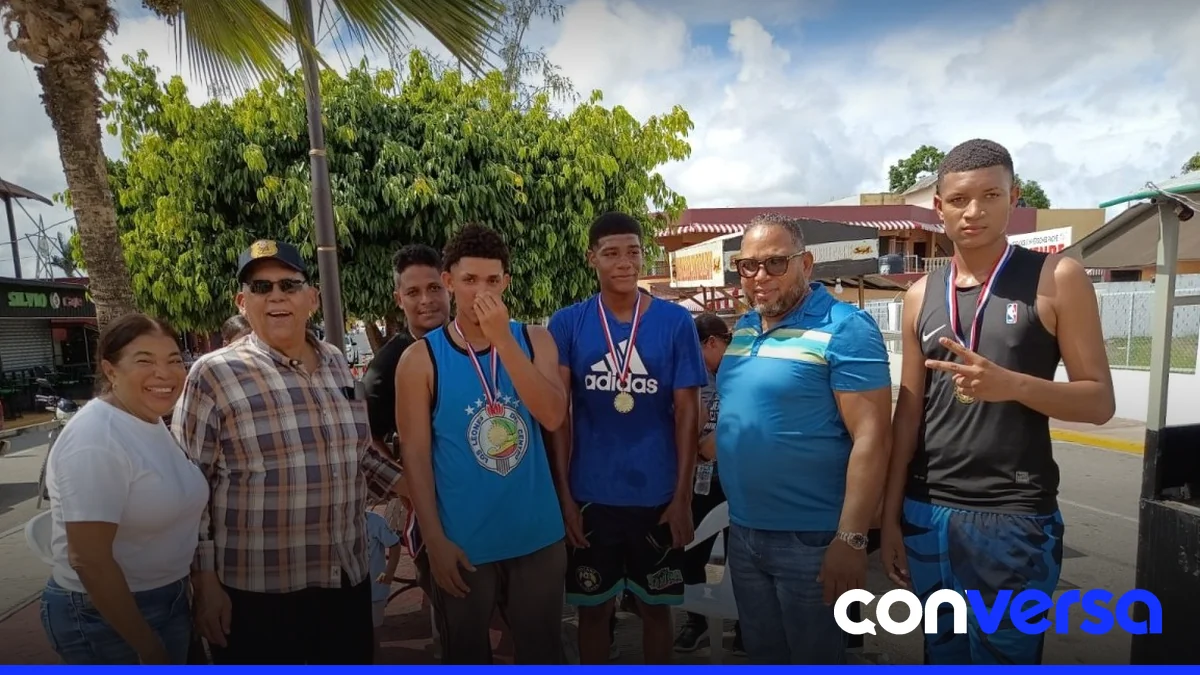 Participantes en el festival deportivo y preventivo organizado por la DNCD en San Rafael del Yuma.