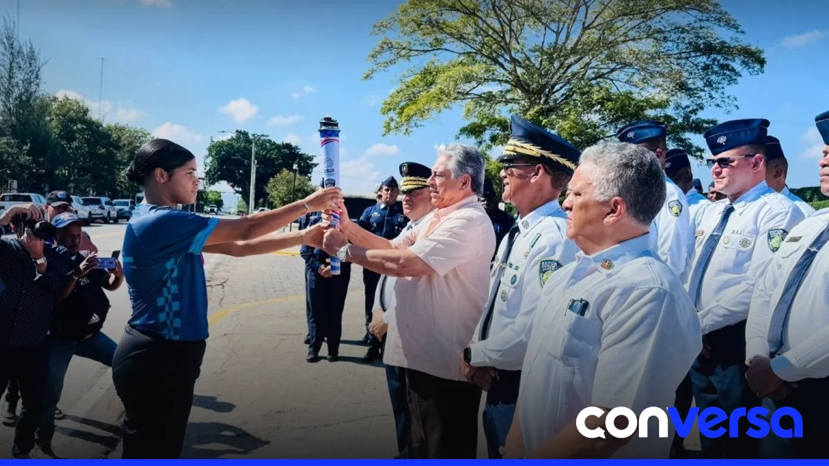 Foto de la antorcha siendo entregada durante el recorrido de los Juegos Mundiales de Policías.