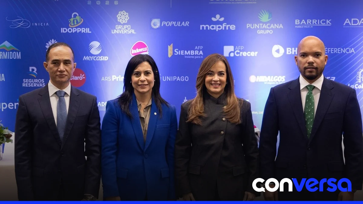 Trabajadores en un centro de producción industrial, destacando la importancia de la prevención de riesgos laborales.