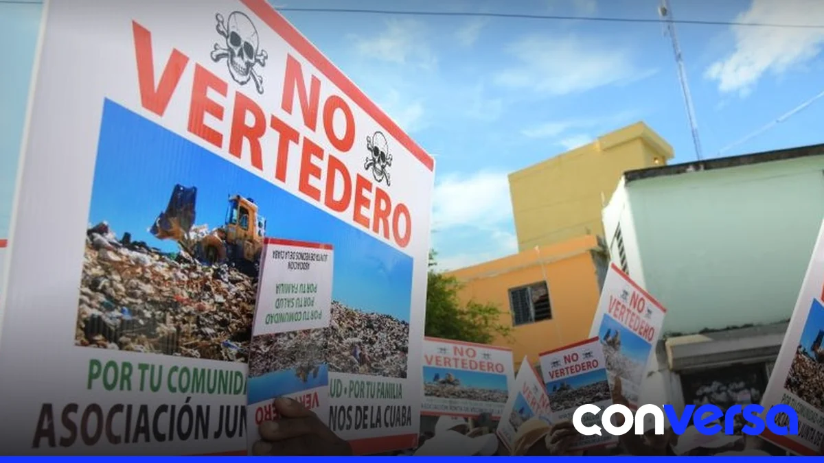 Comunitarios de La Cuaba celebran el retiro del proyecto de valorización de desechos en una iglesia.