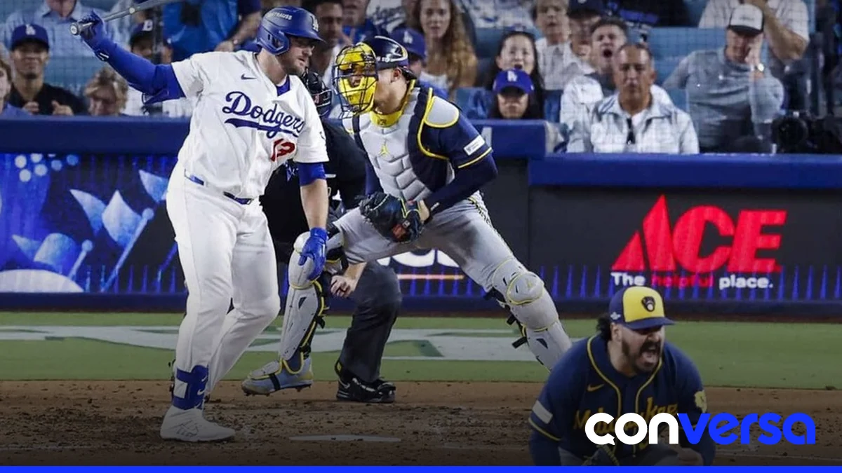 Jugadores de los Dodgers en el campo de juego durante un partido contra los Cerveceros.