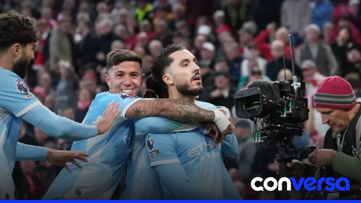 Jugadores del Manchester City celebran su victoria en el partido contra el Liverpool.